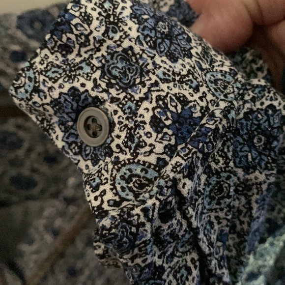 Pretty blue patterned blouse size 2X. Rayon so not stretchy. Wear to work or out - Picture 4 of 6